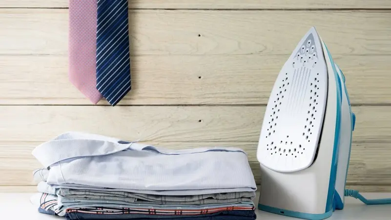 بدون مكواة.. حيل عبقرية للتخلص من تجعد الملابس لم تجربيها من قبل