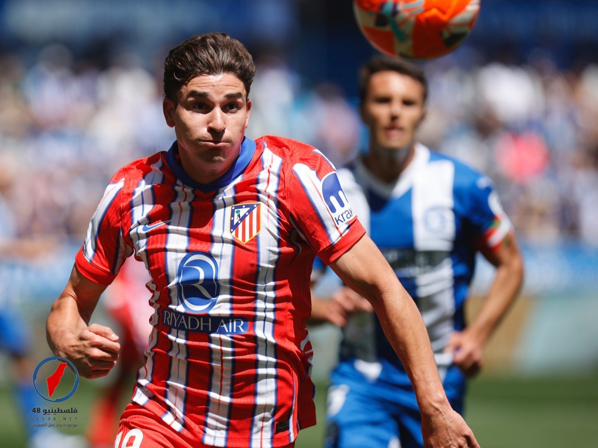 برشلونة يتجه نحو خيار آمن في مفاوضات خوليان ألفاريز