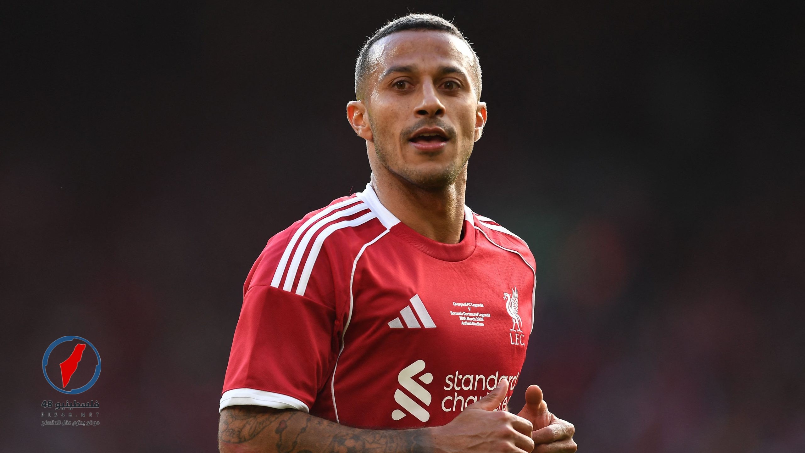 تياجو ألكانتارا يذرف الدموع خلال تكريم ديوغو جوتا في مباراة أساطير ليفربول