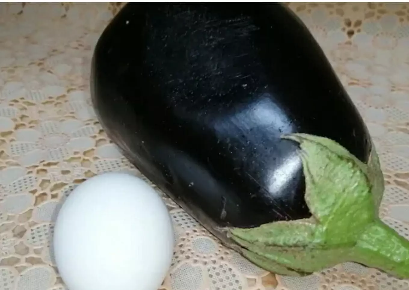 حطي الباذنجان علي البيض واتفرجي علي النتيجة هتنبهري من طعمها مش هتبطلي تعمليها من كتر حلاوتها
