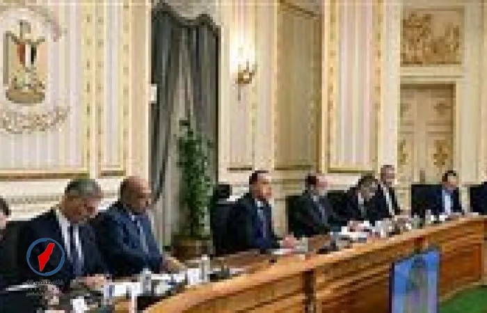 حكومة تعلن قرارات جديدة تشمل العمل عن بعد وزيادة الأجور