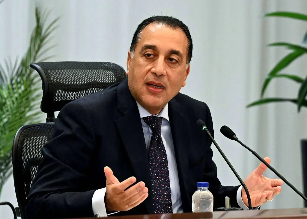 خلال ساعات.. الحكومة تعلن خبرًا سارًا لـ4.5 مليون موظف