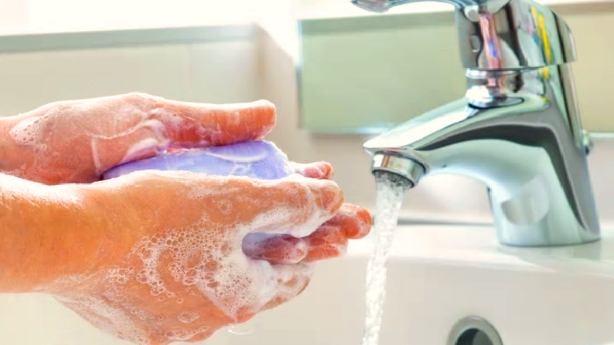 سؤال حير الجميع.. لماذا رغوة الصابون بيضاء دائما رغم اختلاف لونه؟