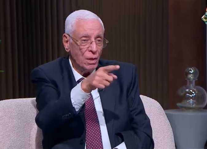 ظهور بقع زرقاء تحت الجلد.. حسام موافي يوضح أسبابها