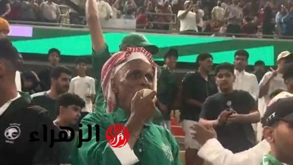 عاطي الموركي يهتف لمنتخب مصر بملعب الإنماء عقب فوزه على السعودية رباعية