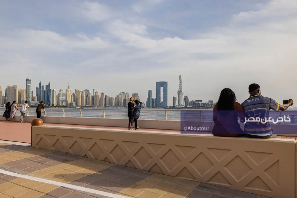 قلب دبي ينبض بالحركة وشواطئها ومراكزها التجارية مكتظة.. هل يصمد الملاذ الآمن أمام الحرب؟