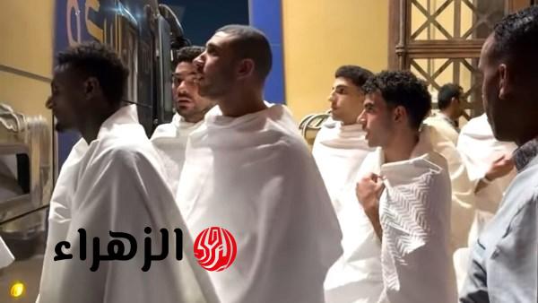 لاعبو منتخب مصر يؤدون مناسك العمرة قبل السفر لمواجهة إسبانيا وديا