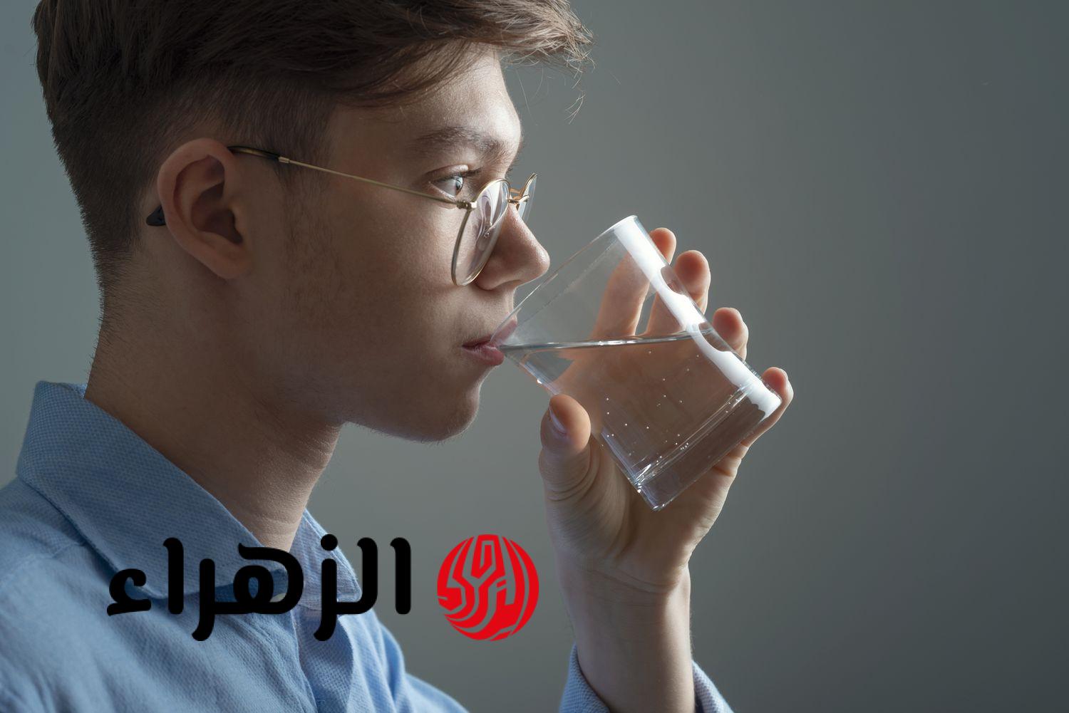 ماذا يحدث لجسمك عند شرب الماء واقفاً؟.. مخاطر صحية ونتائج غير متوقعة