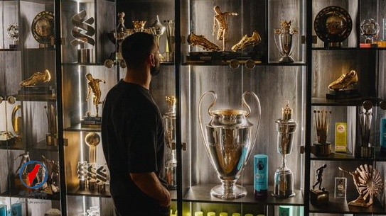 محمد صلاح يكشف عن “خزانة الجوائز” ويعلن نهاية رحلة التسع سنوات