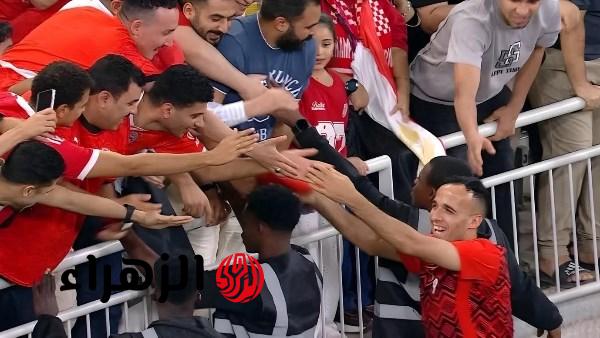 ناصر منسي يحتفل مع الجماهير عقب الفوز على منتخب السعودية شاهد اللقطة