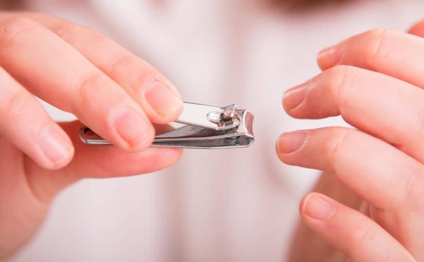 هل قص الأظافر ليلاً مكروه؟.. أمين الفتوى يجيب