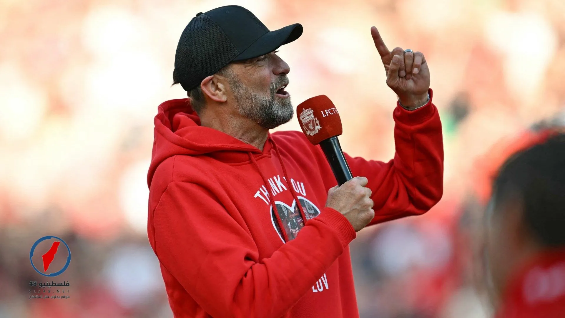 يورغن كلوب يعود إلى ليفربول مبتسماً ويرتدي شعار النادي قبل مباراة خيرية